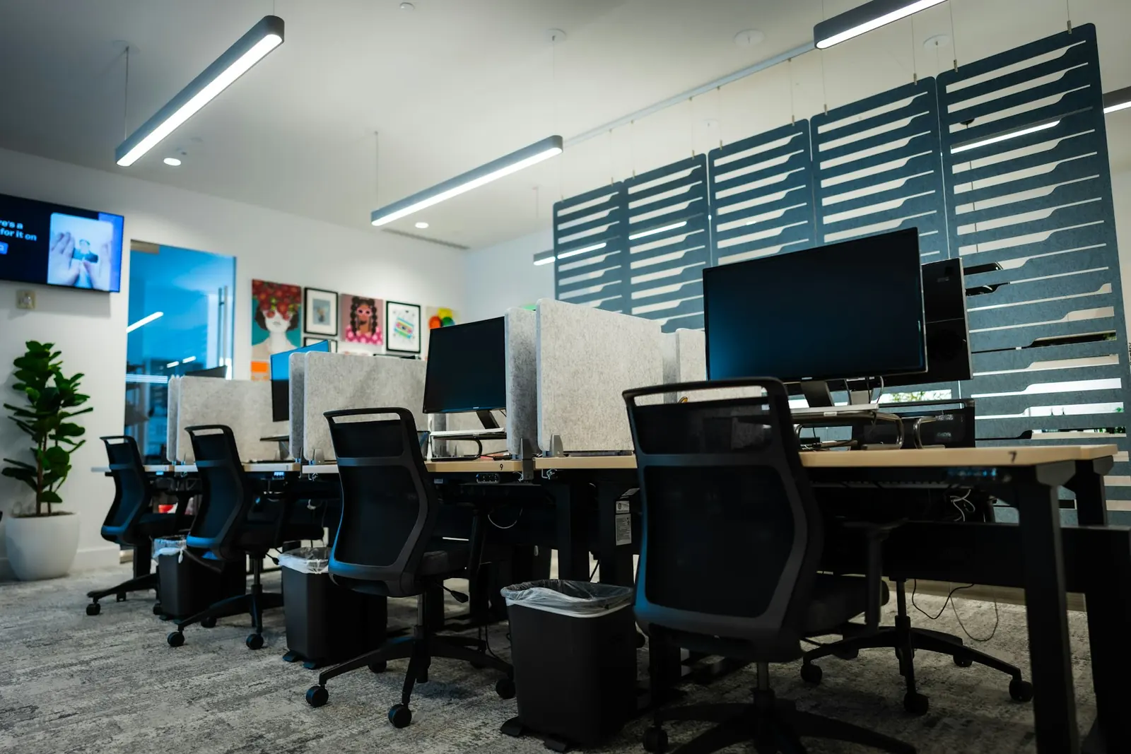 Bureau équipé de postes de travail