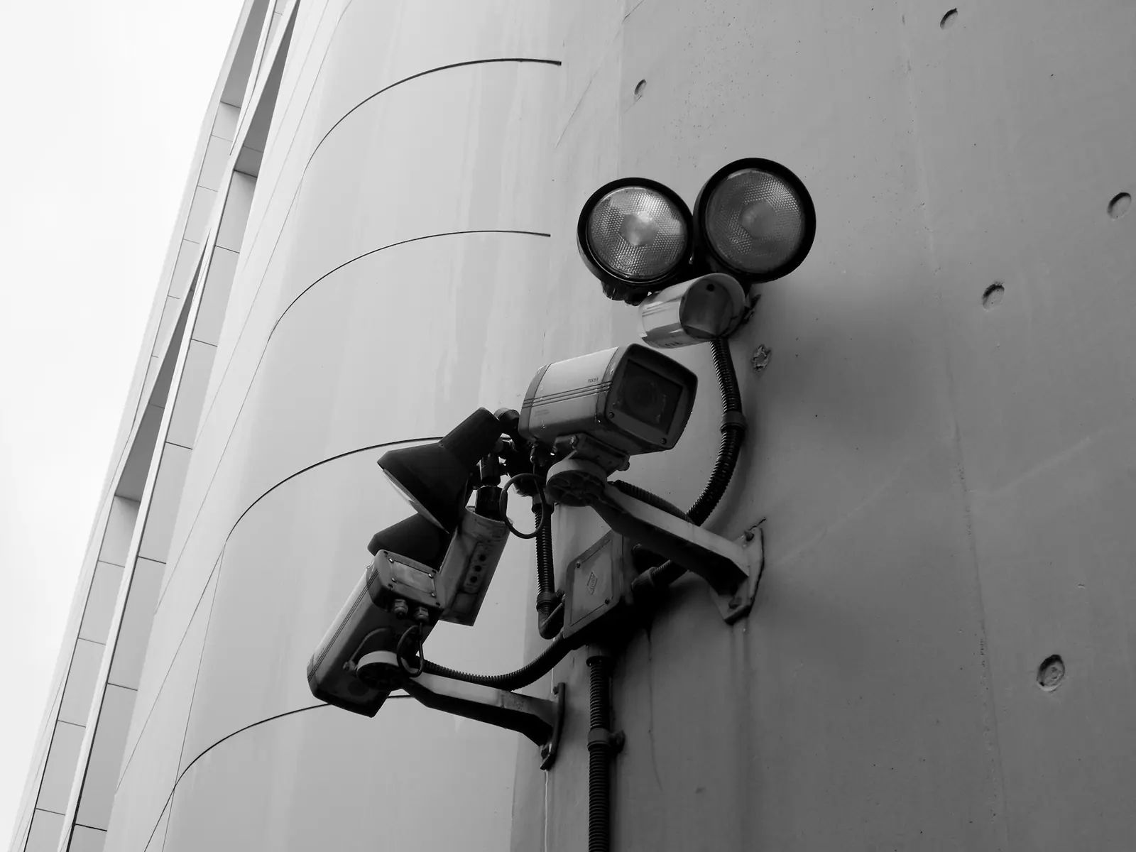 Caméras de surveillance fixées à un mur